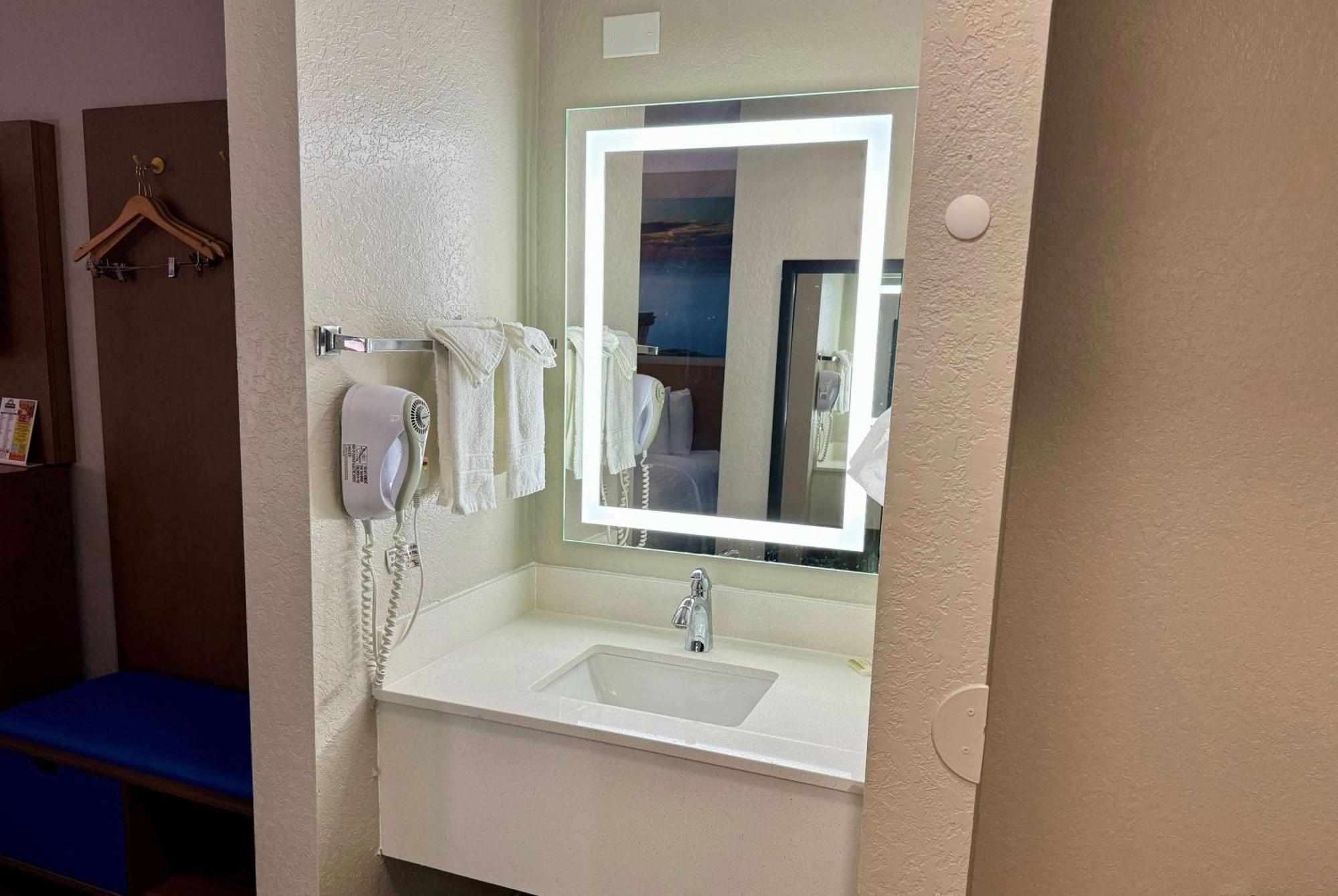 Days Inn by Wyndham Sarasota I-75 Vamo Bagian luar foto