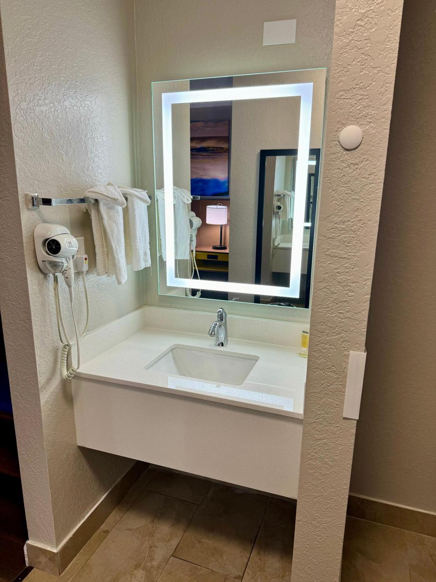 Days Inn by Wyndham Sarasota I-75 Vamo Bagian luar foto